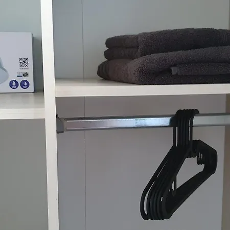 3 Von 3 Mit Gemeinschaftsbad-kueche, 30min Koeln Messe Bahnhof, 5min Bahnhof Zentrum Apartment