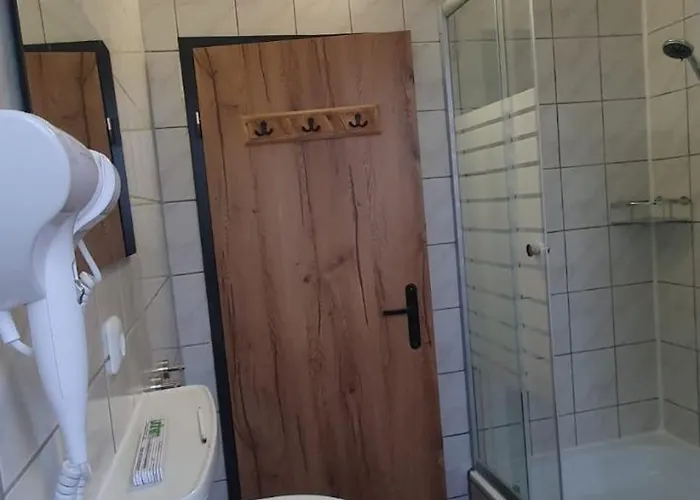 3 Von 3 Mit Gemeinschaftsbad-kueche, 30min Koeln Messe Bahnhof, 5min Bahnhof Zentrum Appartement Leverkusen